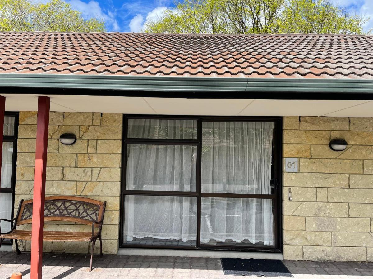 Bentleys Motor Inn Palmerston North Exterior photo